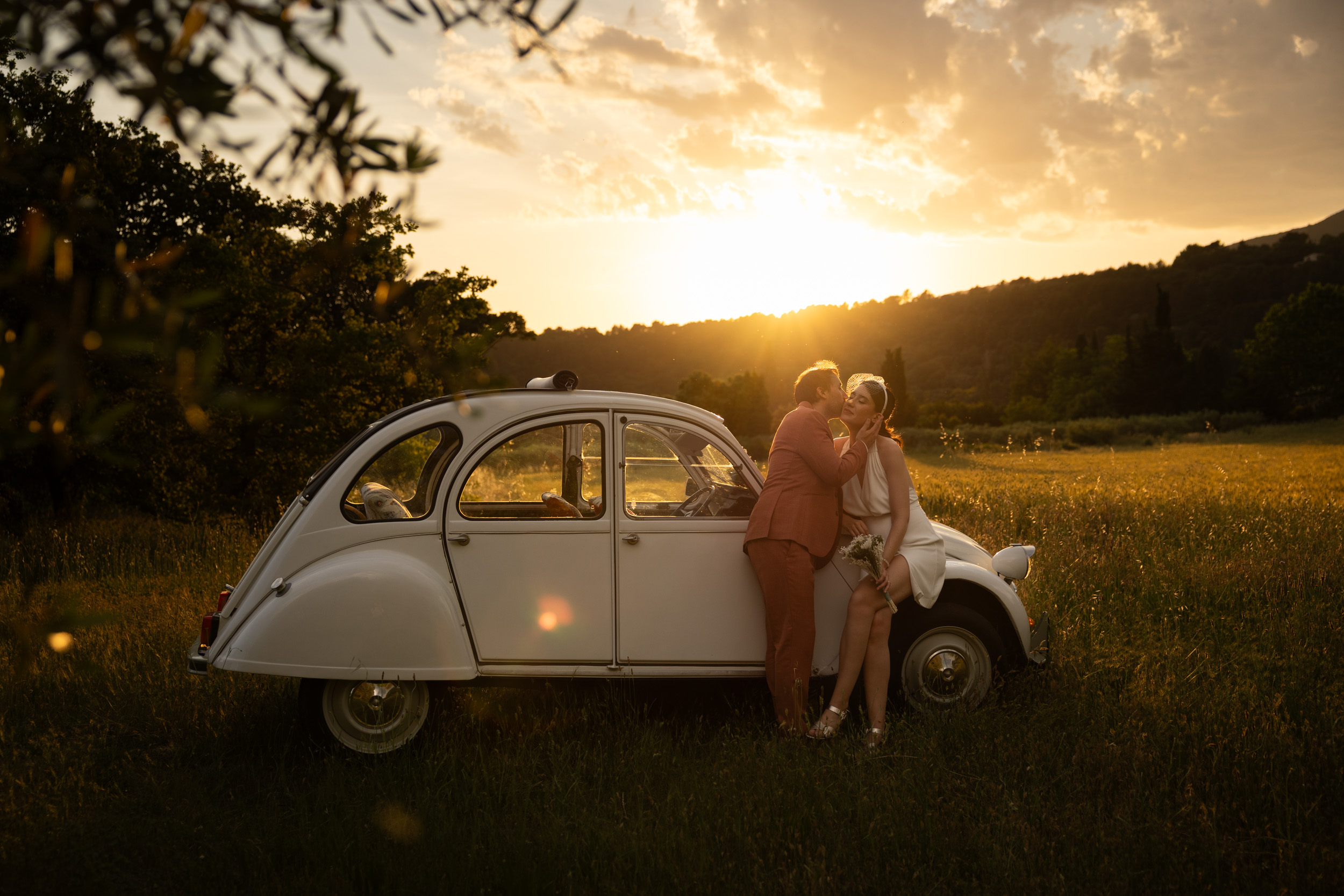 couple mariés avec 2CV